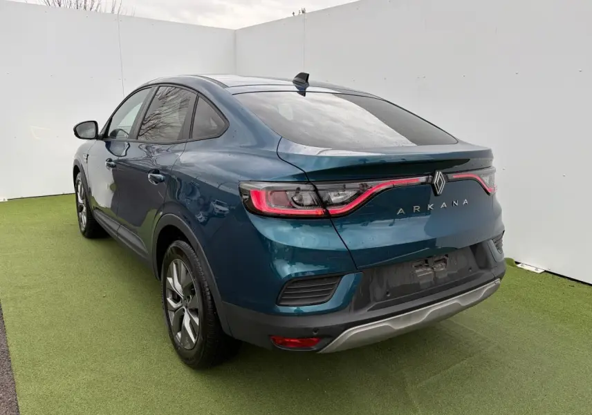 Vue 3/4 arrière droite du Renault Arkana 2025 en bleu Zanzibar métal avec feux arrière LED et vitres surteintées.