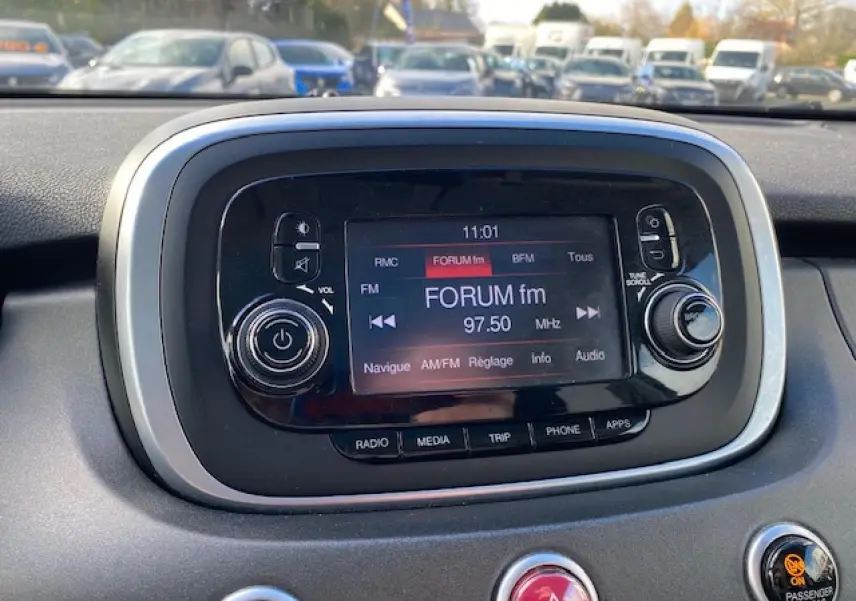 Détail de la console centrale du Fiat 500X Cross 2016 diesel, écran radio FM affichant la station FORUM fm.