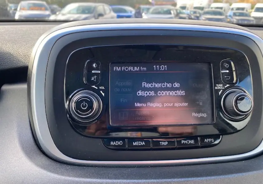 Tableau de bord du Fiat 500X 2016 avec écran tactile central affichant la recherche de dispositifs connectés.
