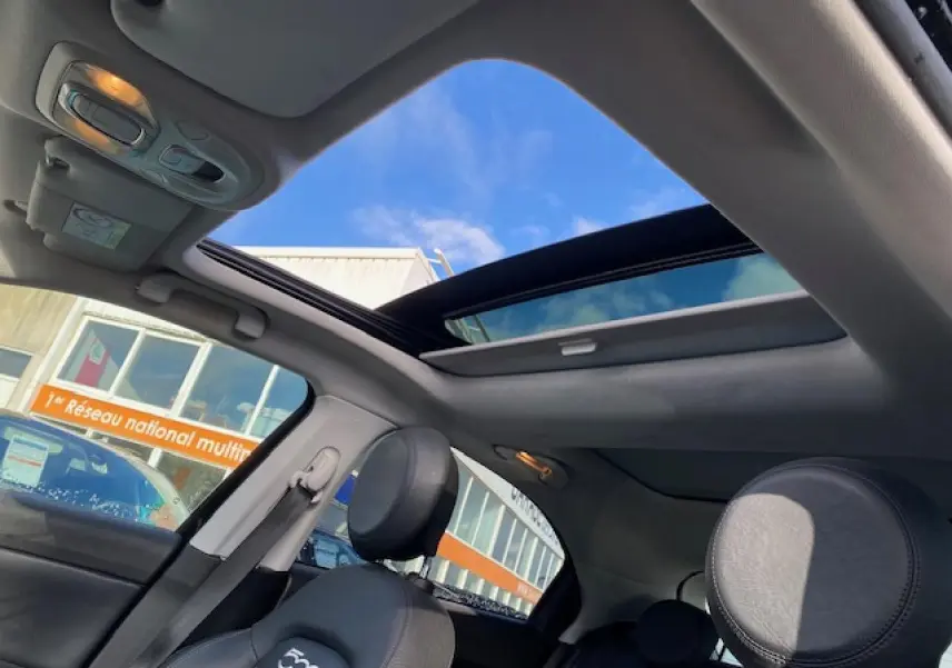 Vue intérieure du toit ouvrant panoramique et des sièges noirs du Fiat 500X Cross diesel 2016.
