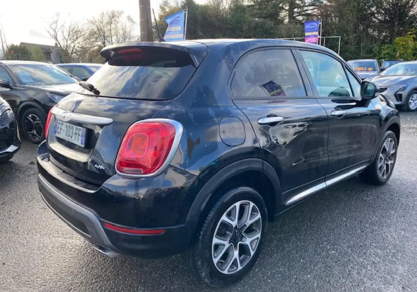 Vue 3/4 arrière droite d'un FIAT 500X Cross noir de 2016, avec jantes alliage et badge 4x4 visible.