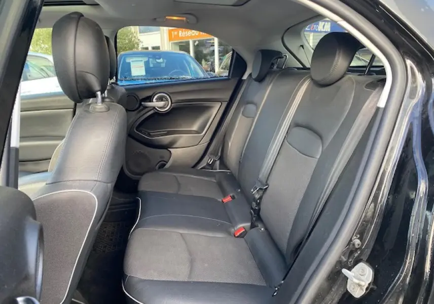 Vue intérieure côté droit des sièges arrière noirs en tissu et cuir du Fiat 500X Cross 2016.