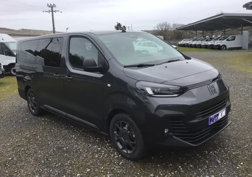 Vue 3/4 avant gauche d’un FIAT Scudo Combi gris titane avec vitres latérales surteintées et jantes noires.