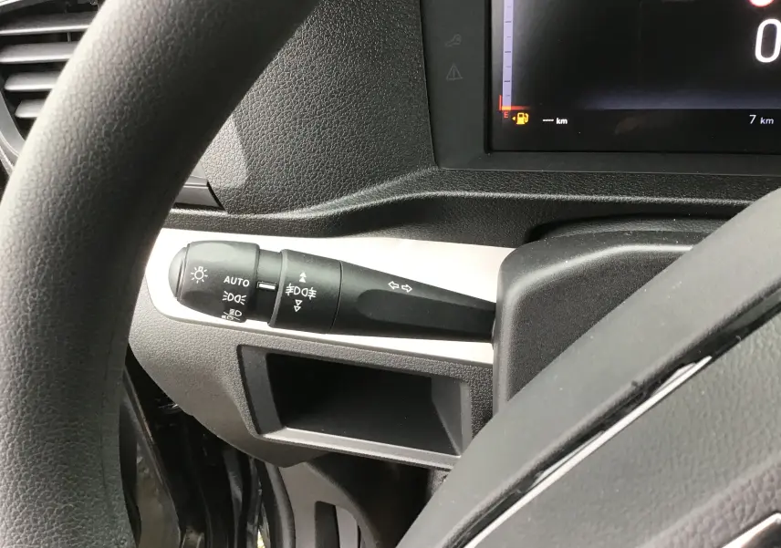 Gros plan sur la commande des phares et clignotants à gauche du volant dans l'habitacle du Fiat Scudo Combi.