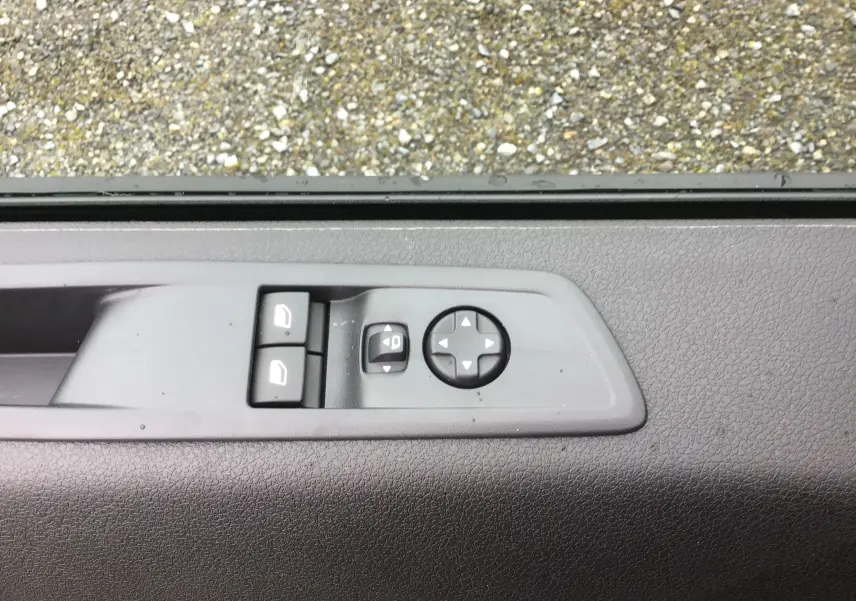 Commande des vitres et réglage des rétroviseurs sur la porte intérieure côté conducteur du Fiat Scudo Combi gris titane.
