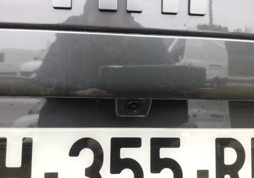 Gros plan sur la caméra de recul intégrée au hayon gris titane du FIAT Scudo Combi XL 2026.