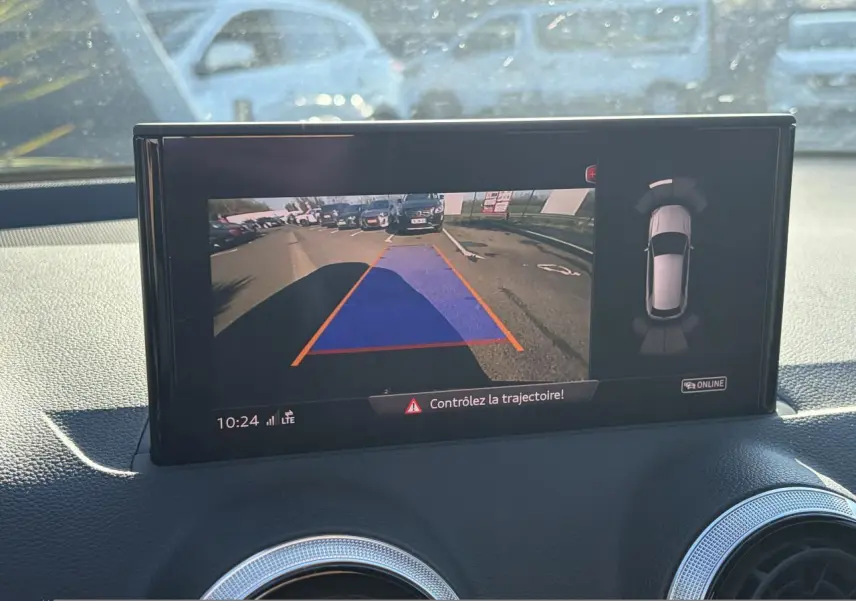 Vue intérieure de l'écran de caméra de recul de l'Audi Q2 35 TFSI S-Line 2024, affichant l'aide au stationnement.