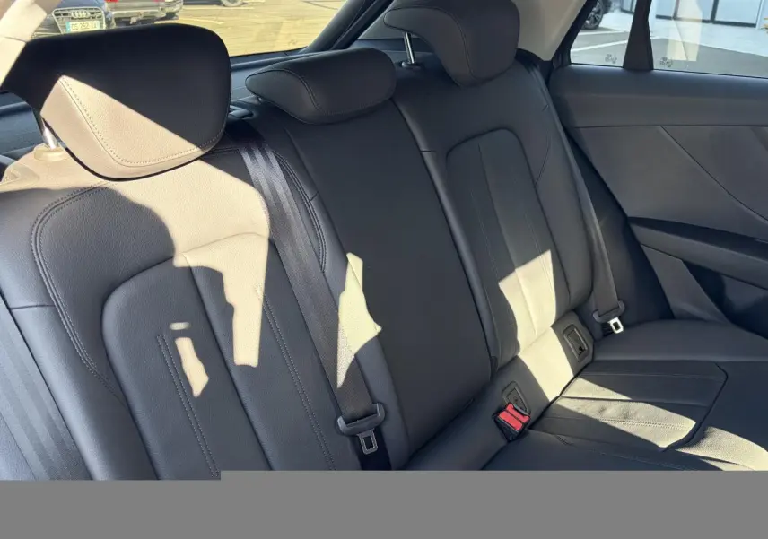 Vue intérieure montrant les sièges arrière en cuir noir de l'Audi Q2 35 TFSI S-Line, côté droit, avec ceinture de sécurité.