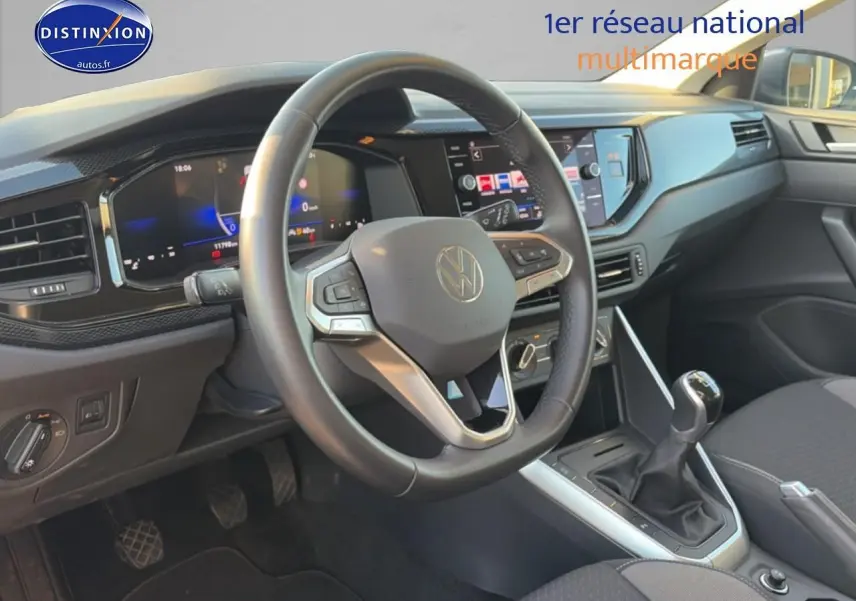 Vue intérieure côté conducteur du tableau de bord et volant cuir multifonction de la Volkswagen Polo gris 2025.