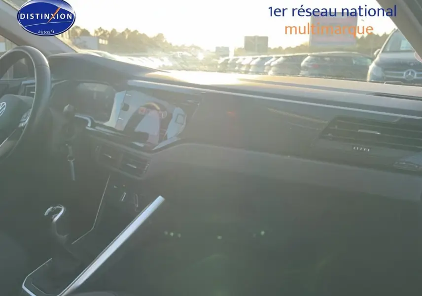 Vue intérieure avant droite du tableau de bord et volant cuir multifonction de la Volkswagen Polo gris 2025.