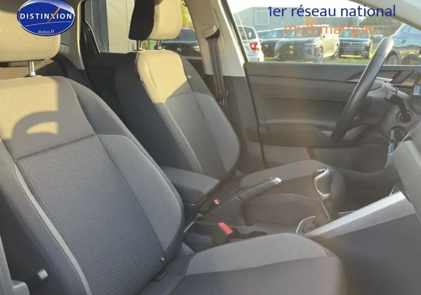 Vue intérieure côté droit montrant les sièges gris et la console centrale d'une Volkswagen Polo 2025 essence boîte manuelle.