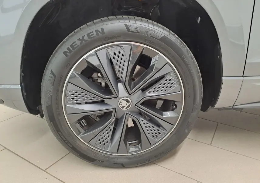 Gros plan sur la roue avant droite du Skoda Karoq gris graphite, mettant en valeur la jante alliage au design moderne.