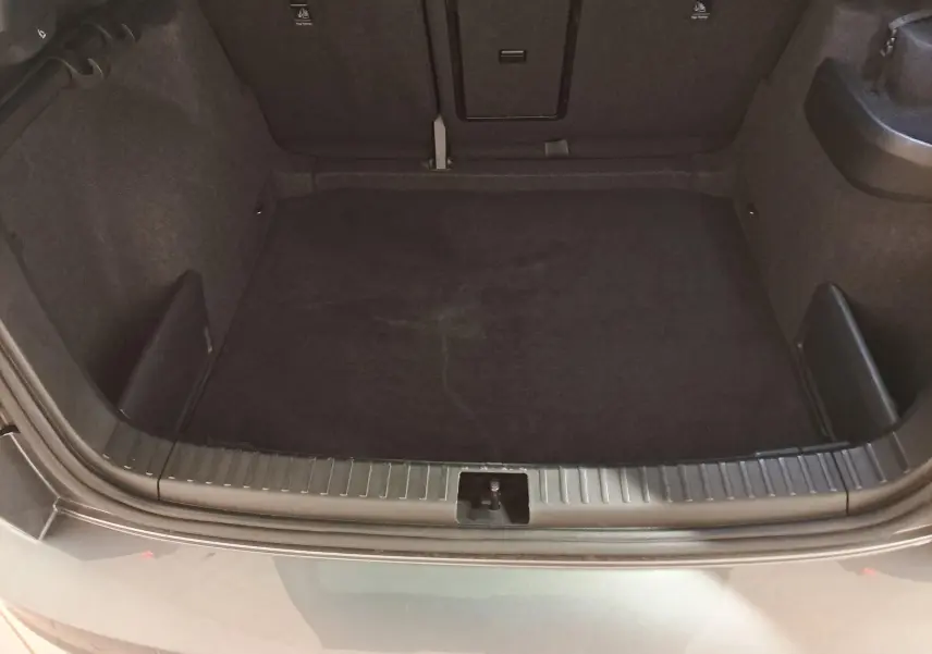 Coffre ouvert vu de dessus du Skoda Karoq 2.0 TDI 150 DSG7 Sportline gris graphite, espace de chargement vide.