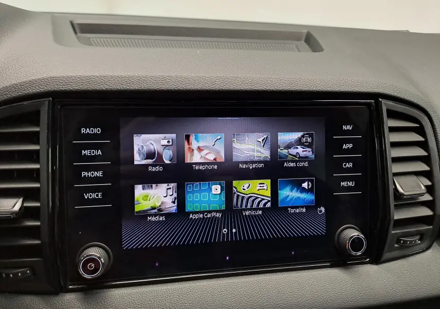 Écran tactile central du tableau de bord du Skoda Karoq 2025 affichant les options multimédia et navigation.