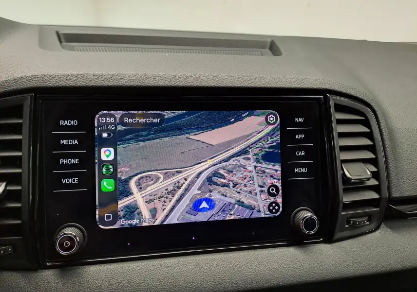 Tableau de bord du Skoda Karoq 2.0 TDI 150 DSG7 Sportline 2025 avec écran tactile affichant la navigation GPS.