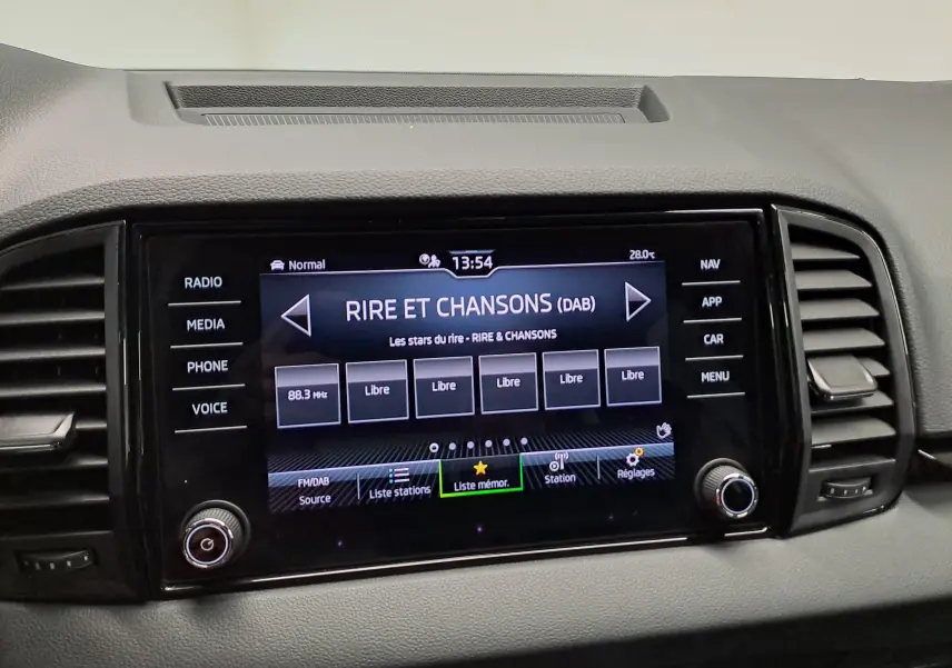 Écran tactile central du tableau de bord du Skoda Karoq 2.0 TDI 150 DSG7 Sportline affichant la radio numérique.