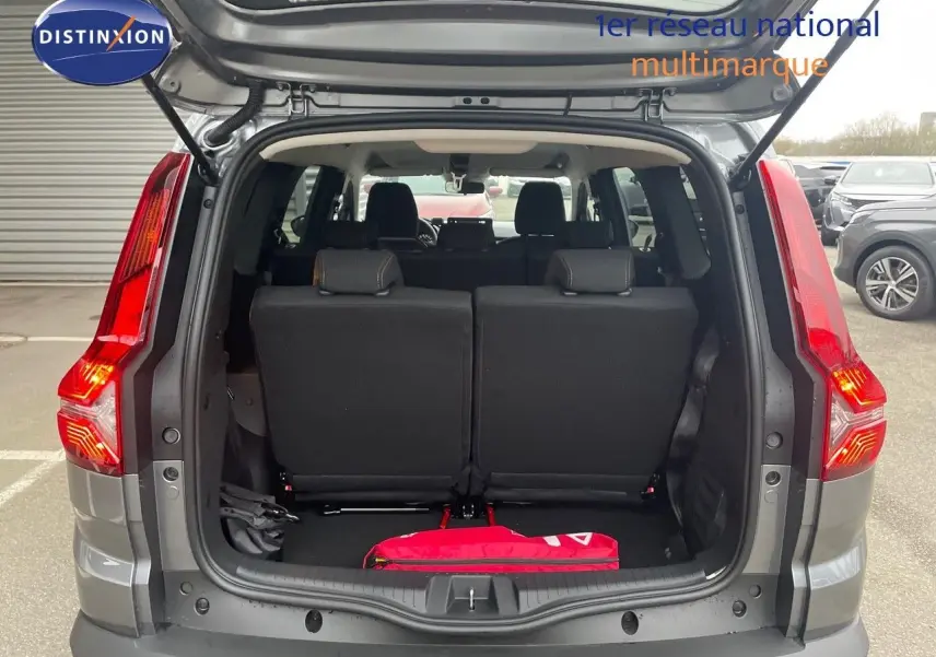 Vue arrière ouverte du Dacia Jogger gris schiste métal 2026, montrant le coffre et les sièges arrière noirs.