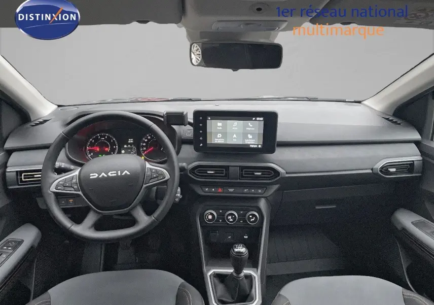 Vue frontale de l'intérieur noir du tableau de bord et volant du Dacia Jogger 1.0 ECO-G 100CH EXTREME 7 places.