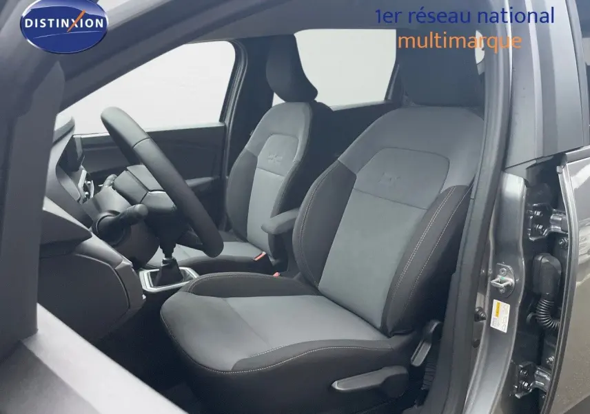 Vue intérieure côté conducteur du Dacia Jogger gris schiste métal, mettant en valeur les sièges tissu gris et noir avec surpiqûres.