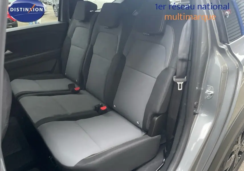 Vue latérale intérieure sur la banquette arrière grise du Dacia Jogger 2026, avec porte ouverte côté droit.
