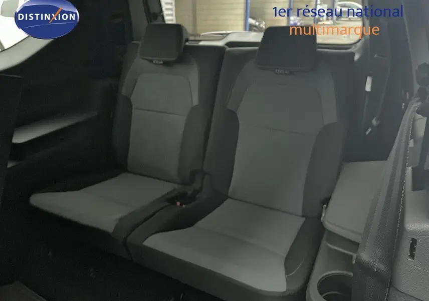 Vue intérieure sur les sièges arrière gris foncé du Dacia Jogger 2026, version 7 places, avec appuie-têtes intégrés.