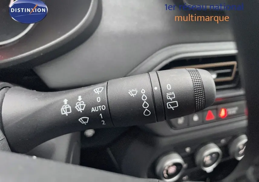 Gros plan sur la commande d’essuie-glace à gauche du volant dans l’habitacle gris noir du Dacia Jogger 2026.