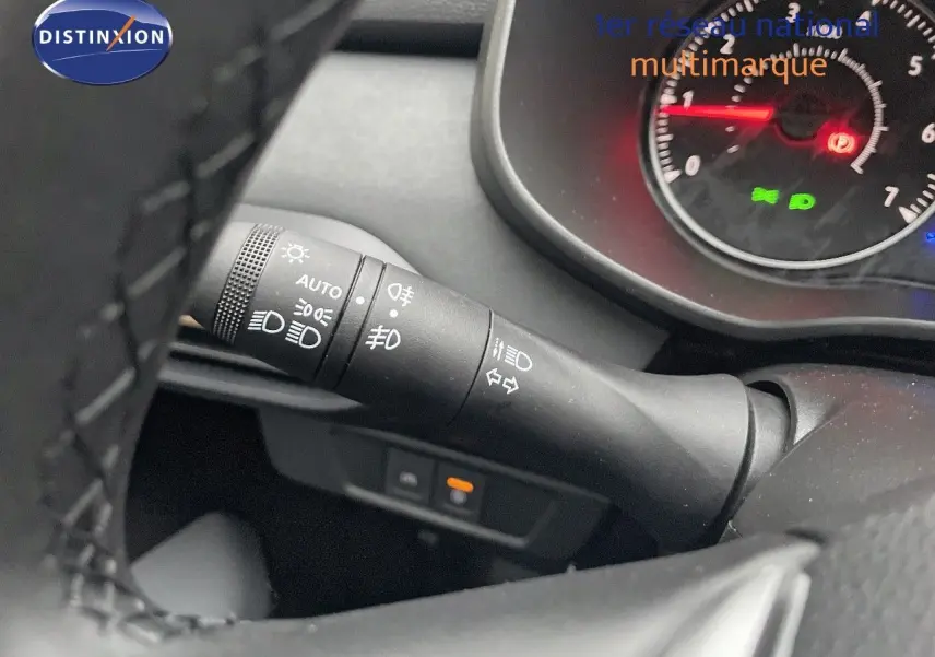 Gros plan sur la manette de phares et clignotants à gauche du volant d’un Dacia Jogger gris schiste 2026.