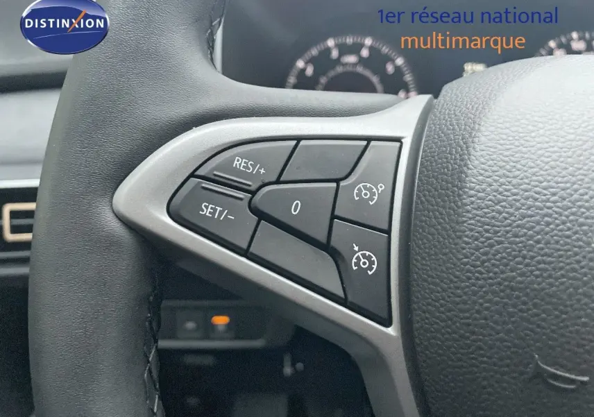 Gros plan sur les commandes au volant du Dacia Jogger 2026, montrant les boutons de régulateur de vitesse.