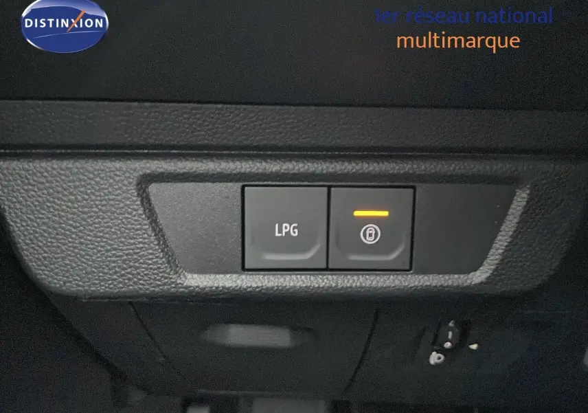 Gros plan sur les boutons de commande LPG et verrouillage intérieur du tableau de bord du Dacia Jogger gris schiste.