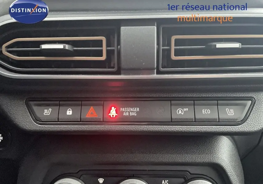 Détail du tableau de bord du Dacia Jogger 2026 avec boutons de sécurité et ventilation, finition gris schiste métal.