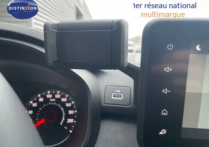 Vue rapprochée de l’intérieur du Dacia Jogger gris schiste, montrant le compteur et une prise USB près de l’écran tactile.