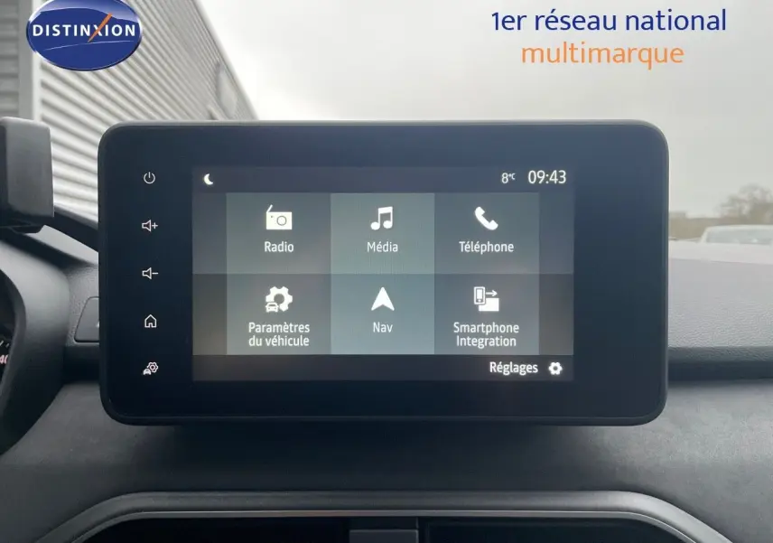 Écran tactile central du tableau de bord du Dacia Jogger 2026 affichant les options radio, média, téléphone et navigation.