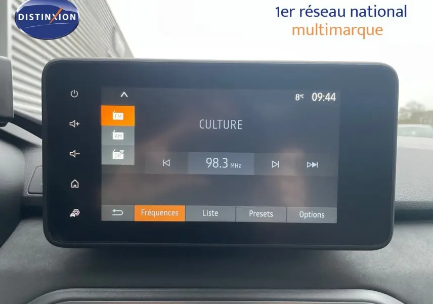 Écran tactile central du tableau de bord du Dacia Jogger 2026 affichant une radio FM sur fond gris.