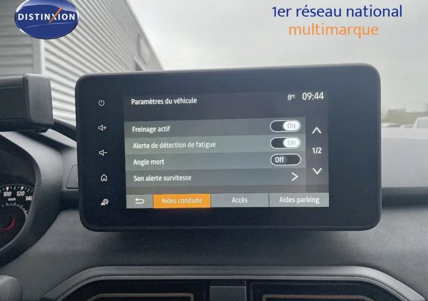 Écran tactile central du tableau de bord du Dacia Jogger gris schiste, affichant les paramètres d’aides à la conduite.