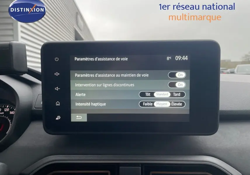 Vue intérieure centrée sur l’écran tactile du tableau de bord du Dacia Jogger gris schiste métal, affichant les réglages d’assistance de voie.