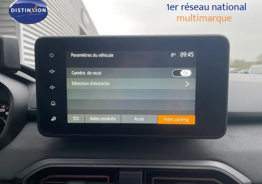 Écran tactile central du Dacia Jogger 2026 affichant les paramètres de caméra de recul et détection d'obstacles.