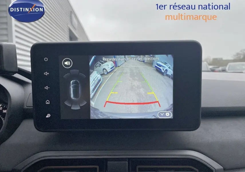 Écran central affichant la caméra de recul du Dacia Jogger gris schiste, vue intérieure du tableau de bord.