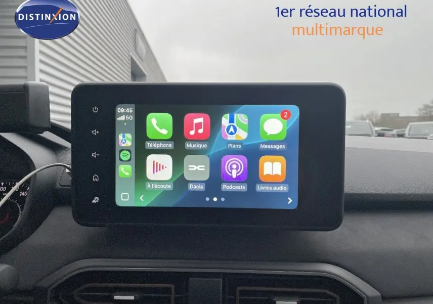 Vue intérieure centrée sur l’écran tactile multimédia du tableau de bord du Dacia Jogger 2026.