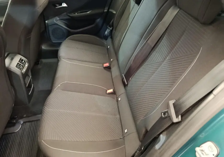 Vue intérieure arrière côté droit de la banquette noire avec surpiqûres claires de la Peugeot 308 2023.