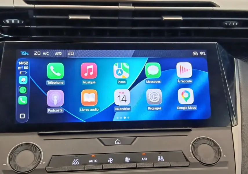 Vue rapprochée de l'écran tactile central multimédia bleu dans l'habitacle du Peugeot 308 2023, version essence.
