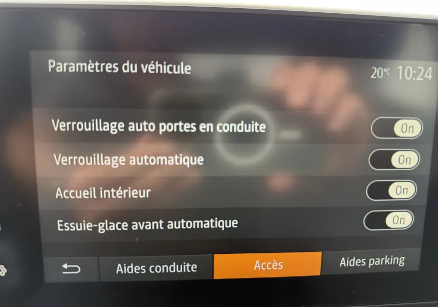 Écran intérieur du tableau de bord du Dacia Sandero Stepway 2025 affichant les paramètres d'accès et verrouillage.