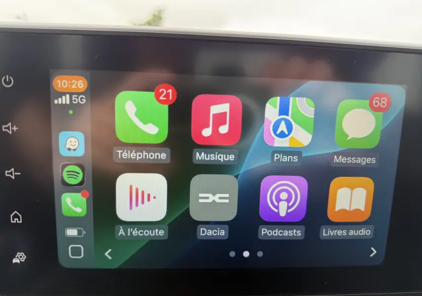 Écran tactile multimédia de la Dacia Sandero Stepway 2025 affichant les applications de téléphone, musique et navigation.