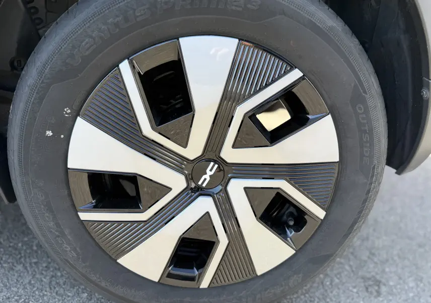 Gros plan sur la jante avant droite du Dacia Sandero Stepway 2025 en gris schiste métal, design moderne bicolore.
