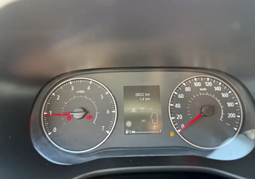 Vue rapprochée du tableau de bord de la Dacia Sandero Stepway TCE 90 gris schiste, affichant le compteur et l'odomètre numérique.