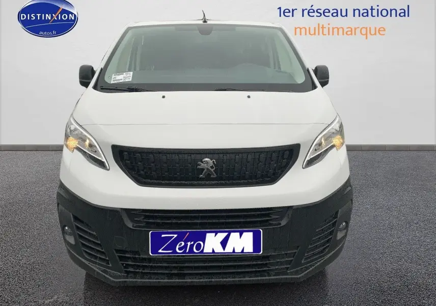 Vue de face d'un Peugeot Expert Cabine Approfondie blanc avec calandre noire et feux allumés.