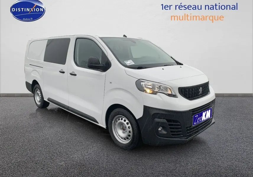 Peugeot Expert blanc en 3/4 avant droit, avec calandre noire et jantes acier simples sur sol gris.