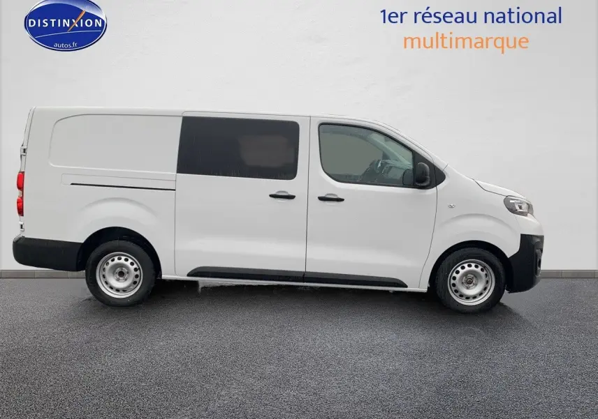 Profil droit d'un Peugeot Expert cabine approfondie blanc 2023 avec vitres teintées et jantes acier simples.