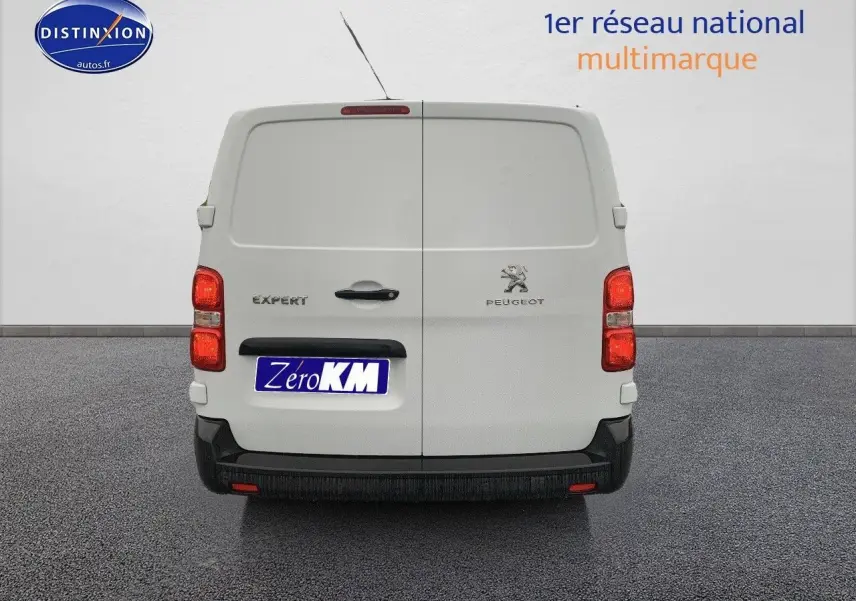Vue arrière d'un utilitaire blanc Peugeot Expert Long 2023 avec portes battantes et feux rouges verticaux.