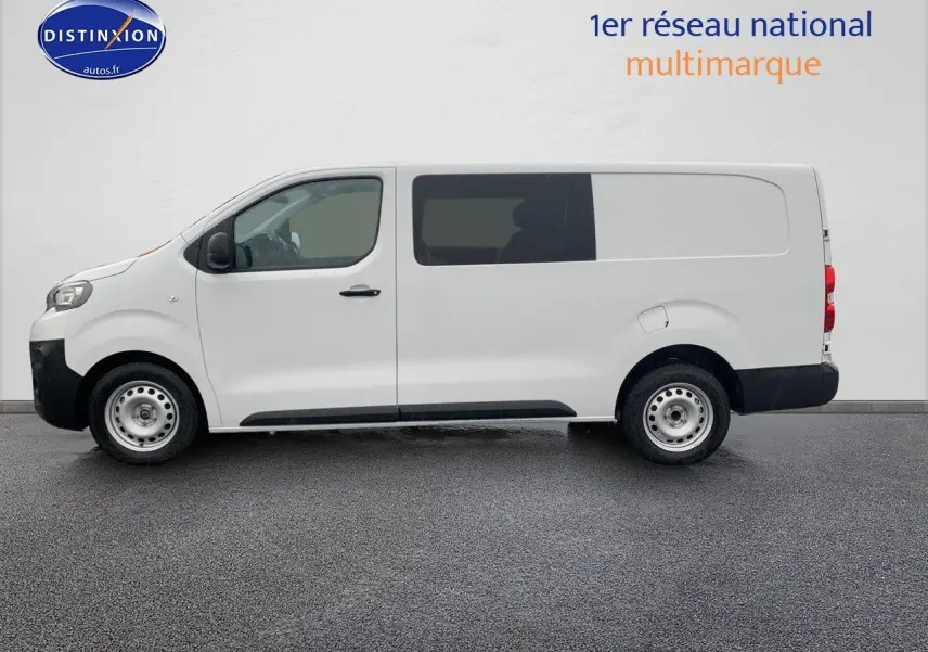 Profil côté gauche d'un Peugeot Expert Long blanc 2023, utilitaire avec vitres teintées à l'avant et arrière fermé.