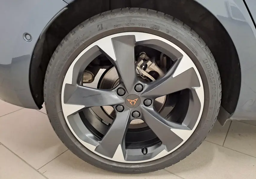 Gros plan sur la jante alliage bicolore avec logo CUPRA d'une Leon 1.5 eTSI gris magnétique 2023, côté gauche.